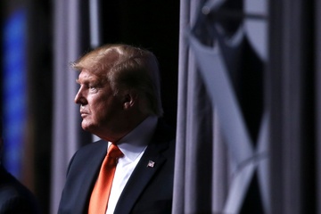 Ngan hang doi ket qua bau cu de doi no Tong thong Trump hinh anh
