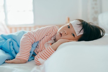 Tuyet doi khong lam dieu nay khi tre bi sot xuat huyet hinh anh