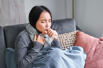 4 hanh dong khong ngo co the tang nguy co cam cum hinh anh