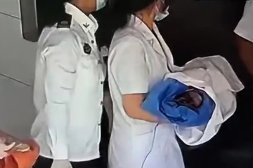 Vao vien vi dau bung, nguoi phu nu bat ngo ha sinh be trai 2,5 kg hinh anh