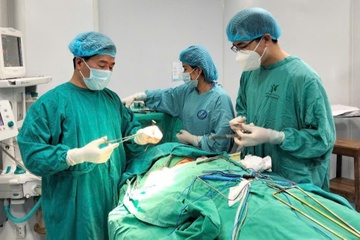 Cứu sống người đàn ông bị xiên vịt nướng đâm xuyên cổ
