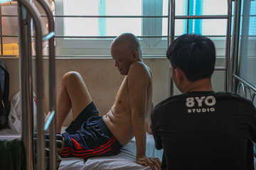 Mot nguoi bi 'thoi mien', lua ban 'thuoc quy' ngay trong benh vien hinh anh