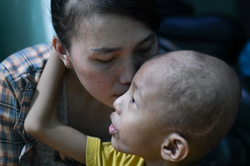 Canh tuong gay xuc dong o Cho Ray, Nhi dong 1 hinh anh