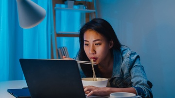 Nguoi hay thuc khuya, than co the 'keu cuu' bang 3 dau hieu hinh anh