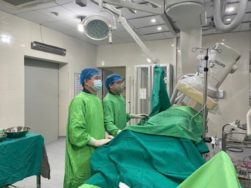 Nguoi dan ong ngat ben ve duong sau khi choi the thao hinh anh