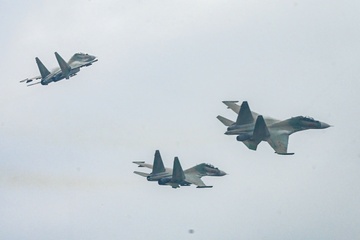 Bầu trời Hà Nội rền vang tiếng trực thăng và Su-30MK2 tập luyện
