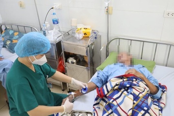 Chau tu TP.HCM ve tham, ong ba mac sot xuat huyet hinh anh