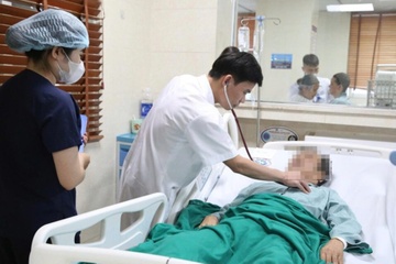 Cuc mau dong khong lo bit kin mach nao nguoi dan ong hinh anh