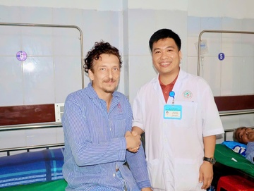 Bác sĩ mổ khẩn, cứu bệnh nhân người Nga không tiền, không người thân