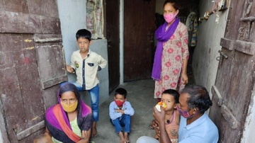Cu dan Delhi: 'Chung toi thoat khoi Covid-19 nhung se chet vi doi' hinh anh