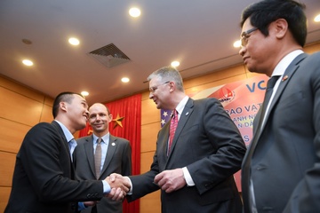 Doanh nghiep Viet Nam tang My 1,3 trieu khau trang hinh anh