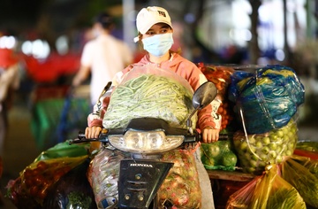 Hon 2.000 tan hang hoa do ve TP.HCM hom nay hinh anh