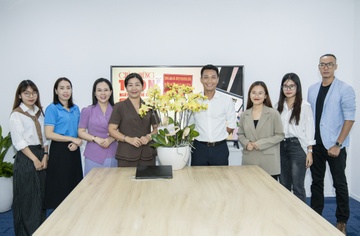 Thanh uy TP.HCM tham, chuc mung Tri Thuc - Znews nhan ngay 21/6 hinh anh