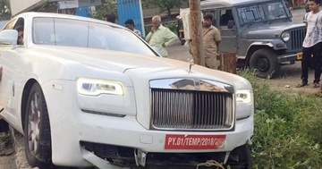 Chua kip gan bien, chiec Rolls-Royce Ghost nay da gap tai nan hinh anh