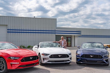 Sinh nhat 80 tuoi, cu ong 'choi lon' tang Ford Mustang GT cho cac con hinh anh