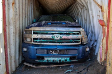 Truc vot Chevrolet Silverado chim 2 nam duoi day bien hinh anh