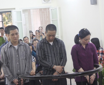 Cap vo chong buc tu con no den chet linh an hinh anh