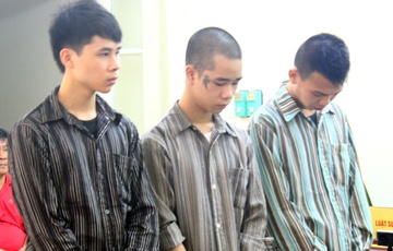 Ba thanh nien lua ban nhieu thieu nu vao o mai dam hinh anh