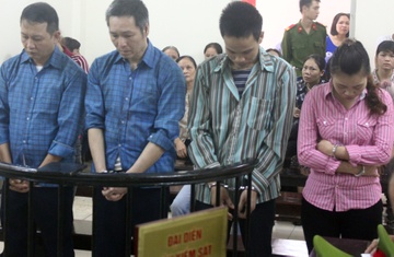 Dan canh truoc mat du khach ngoai quoc de tho do hinh anh