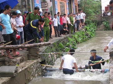 Sat thu nhi day be trai xuong ao khong duoc giam an hinh anh