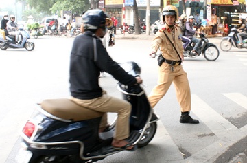 Canh sat giao thong co quyen dung xe loi khong guong? hinh anh