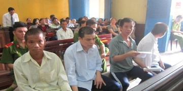 Mau thuan da ga, nhom trai lang dam chem nhau da man hinh anh