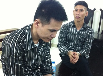 Moi ra tu, 2 thanh nien ban nhau di cuop hinh anh