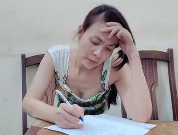Nguoi dep chuyen gioi moc tui tai xe xe Fortuner hinh anh