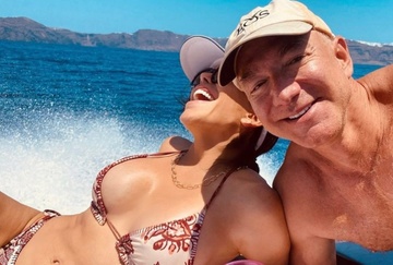 Jeff Bezos cùng hôn thê nghỉ dưỡng trên du thuyền 500 triệu USD