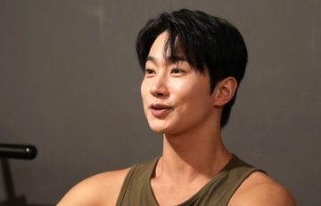 Nam dien vien bi to hen ho cung luc 6 co gai hinh anh