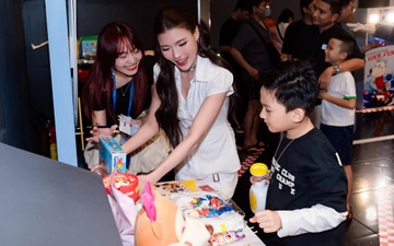 Thuy Diem dua con trai den xem 'cuoc dua' cua Wolfoo hinh anh