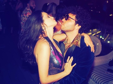 Selena Gomez và bạn trai tình tứ