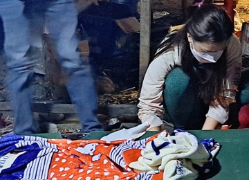 Oto tong be trai 2 tuoi tu vong khi chay vao hem o Phu Quoc hinh anh