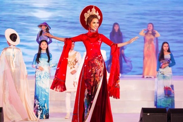 Phan Thi Mo mang thong diep bao ve moi truong bien tren ta ao dai hinh anh