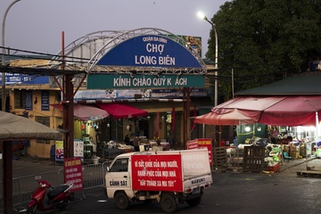 Hang tram tan hoa qua ket tai cho Long Bien hinh anh