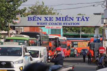 Ben xe Mien Tay lai lon hinh anh
