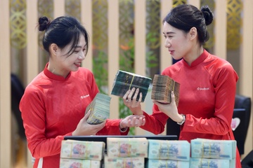 Danh thue lai gui tiet kiem: Lo tien se rut khoi ngan hang hinh anh
