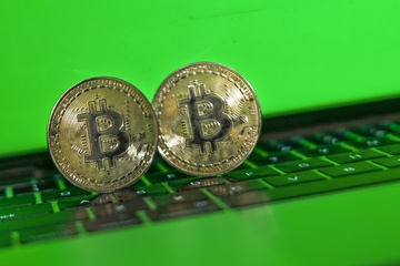 Giá Bitcoin tăng dựng đứng, vượt 122.000 USD