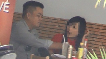​Ep gai que di ban ca phe om hinh anh