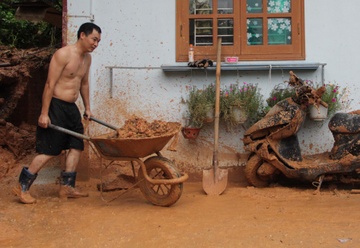 Don dep nha cua trong noi lo dot mua lu moi hinh anh