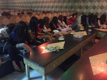 Dot kich nha hang karaoke co nhieu tiep vien mac 'mat me' hinh anh