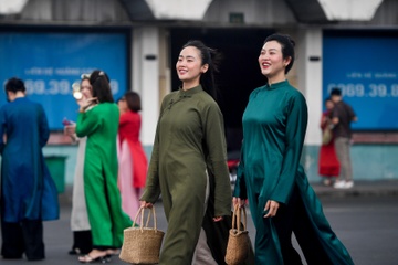 Mac 8 mau cho 8 ngay nghi Tet hinh anh