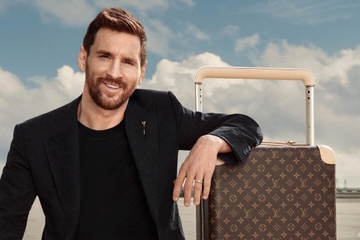 Lionel Messi quang cao vali Louis Vuitton truoc mua du lich hinh anh