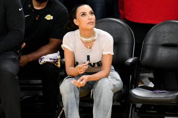 Ao phong in chu hot tro lai nho Kim Kardashian hinh anh