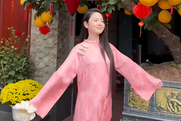 Vo Quang Hai dien ao dai, ba xa Duy Manh khoe tui hieu don giao thua hinh anh
