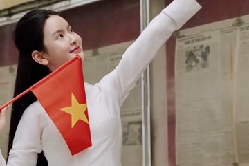 Chu Thanh Huyen khoe anh mung dai le 30/4 giua lum xum quang cao lo hinh anh
