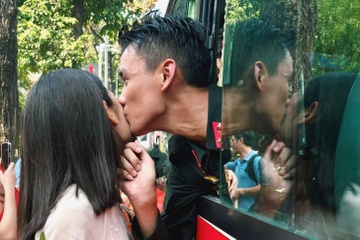 Nhung nu hon kho quen cua chien si tai le dieu binh 30/4 hinh anh
