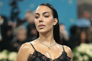 Kim cương đắt đỏ trên cổ bạn gái Ronaldo