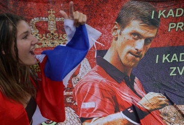 Nguoi ham mo tu tap, bay to ung ho voi Djokovic hinh anh