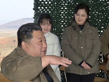 Dang sau su xuat hien moi nhat cua vo va con gai ong Kim Jong Un hinh anh